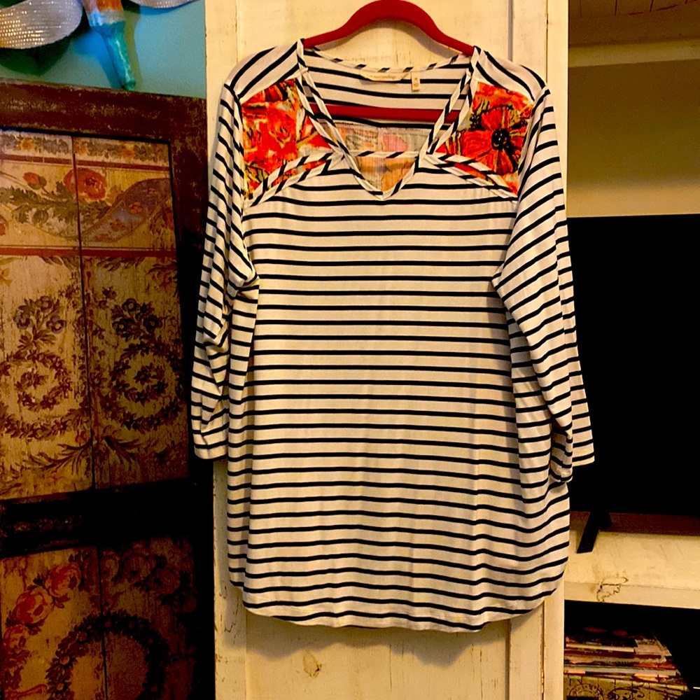 Black and white vee neck with linen floral pattern on the back